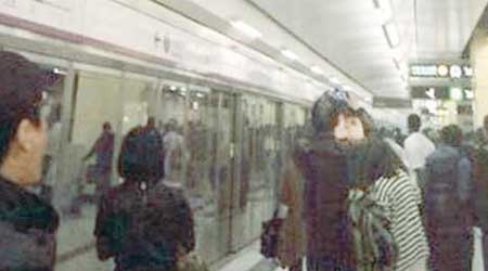 受事故影響的乘客疏散到月台等候另一班列車。（微博圖片）