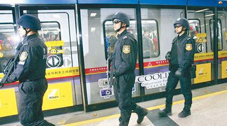 廣州警方日前加派持槍特警在地鐵站內巡邏。（互聯網圖片）