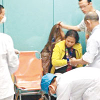 一名女乘客手部受傷接受治療。（互聯網圖片）
