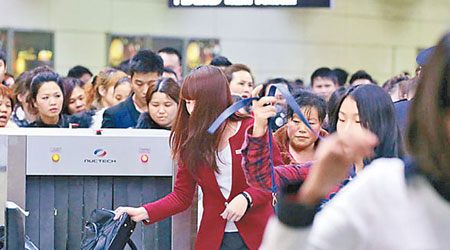 廣州地鐵事後加強安檢，重新啟用Ｘ光機檢查乘客行李。（互聯網圖片）
