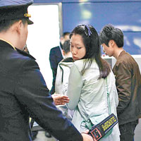地鐵保安手持便攜式探測器隨時檢查乘客。（互聯網圖片）