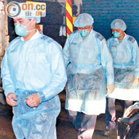 救護員穿上防感染裝備。