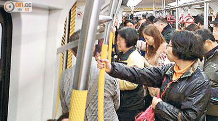 列車車門無法開啟，乘客要擠向其他車門落車。（讀者提供）