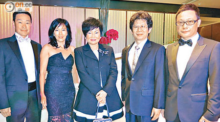 總理黃業光夫婦（左一及二）買枱支持善舉，陳曼芝（中）、香港品牌總商會創會會員黃守迎（右二）及香港鞋業總會副秘書長鄧乃蔚（右一）獲邀出席。