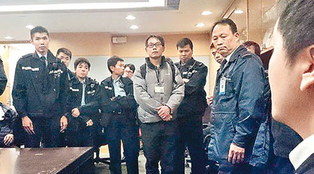 民主黨許智峰帶三名記者採訪區議會小組會，搞到區議會報警。（互聯網圖片）