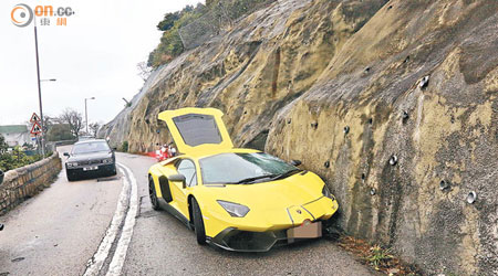 肇事跑車撞山，車頭損毀。（黃智康攝）