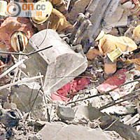 消防員在瓦礫中搜救被活埋的高考男生童慶濤。（資料圖片）