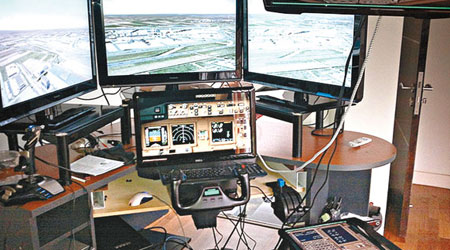 機長沙阿在家中組裝了一個波音777客機的模擬飛行器。（互聯網圖片）