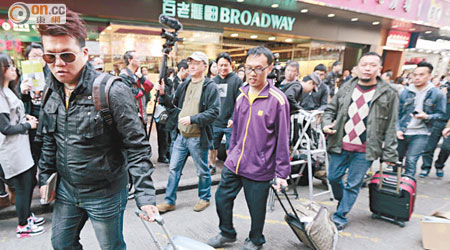 日前有網民組織在旺角手持拖拉篋遊街，諷刺內地旅客來港購物。