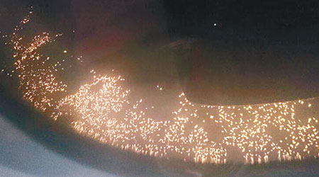 有市民在航機上拍到越南海面有大片火光。（互聯網圖片）