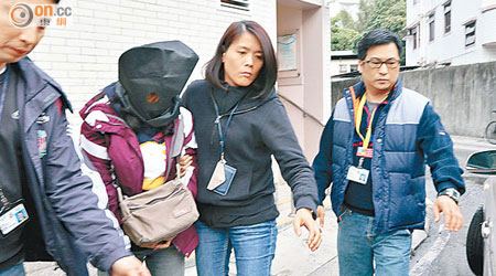 女疑犯由警方押到坪輋新村調查。(蔡楚華攝)