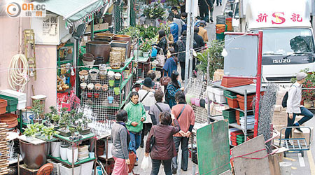 花墟花店阻街問題嚴重，經常出現人貨爭路的情況。（羅錦鴻攝）