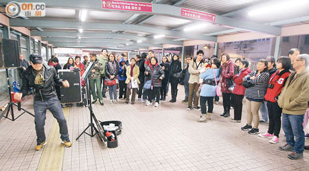 不少街頭樂隊轉陣至旺角道行人天橋演出。（何天成攝）