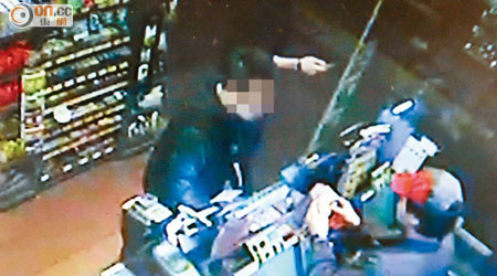 店內閉路電視拍到涉案男子使用懷疑偽鈔購物過程。