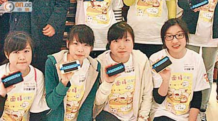 香港青少年服務處呼籲青少年與家人朋友用膳時放下手機，珍惜與親友相處時光。(受訪者提供)