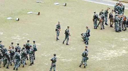 數十名駐港解放軍在靶場疑進行射擊訓練。（互聯網圖片）