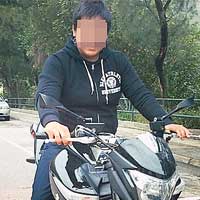 案發前被捕青年在社交網上載騎電單車的照片。（互聯網圖片）