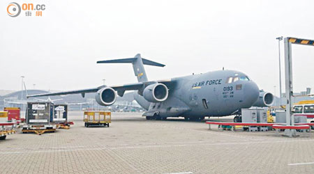 網民拍攝得美軍C17運輸機停泊香港國際機場。（Anson Hui提供）