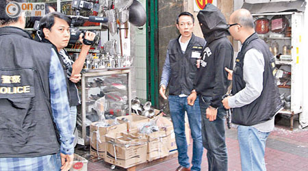 其中一疑犯被押到其聲稱買刀的上海街刀舖講述過程。（陳展鴻攝）