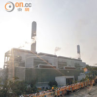 青山發電廠多個燃煤發電機組將退役，港府不再批准電力公司建新的燃煤發電機組。（高嘉業攝）