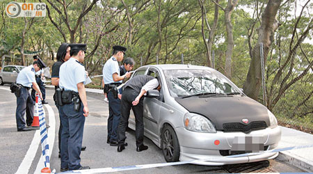 警員檢查涉案私家車。（趙瑞麟攝）