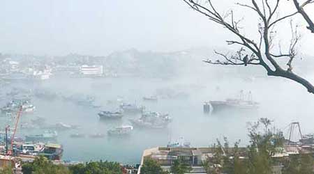 長洲沿岸昨日仍有大霧，如人間仙境。（互聯網圖片）