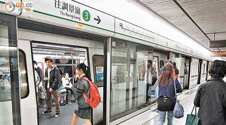 港鐵因擬繼續外判部分列車的維修服務而捱轟。（袁志豪攝）