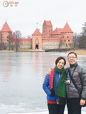 陳雲生（右）去到立陶宛都不忘上「on.cc東網」了解中港澳及台灣嘅新聞。