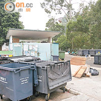 食環署指垃圾站前垃圾桶已被清走後，記者發現現場仍有逾三十個垃圾桶。