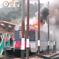 13年12月17日<br>一列輕鐵列車駛入天湖站時，車頂起火，百六名乘客緊急疏散。