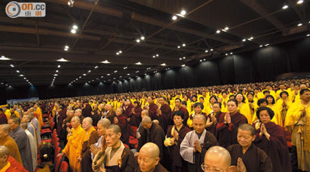 人山人海善男信女除外，僅佛教機構兩萬八千多個出席香港第三世多杰羌佛大法會，是港史前無此舉聖況。