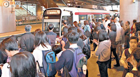 部分輕鐵路線在繁忙時間，車廂十分擠迫，乘客要多等一班車才能上車。（陳章存攝）