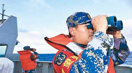 中國千島湖艦的艦員利用望遠鏡搜索。（中新社圖片）
