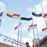 位於吉隆坡的太子世貿中心昨日下半旗，為失蹤乘客致哀。（中新社圖片）