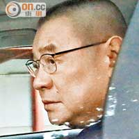 怒睥記者<br>劉鑾雄在車上口黑面黑，「睥」向在場記者。