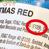 E129（紅圈示）紅色色素可能致癌。