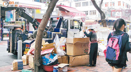 行人路被佔用作擺放紙皮盒等雜物，影響環境衞生。