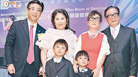 鐘表業總會換屆<br>高鼎國（後排左一）接任香港鐘表業總會主席，太太Grace（後排左二）、兩個兒子Jamieson（前排左）、Jefferson（前排右）、爸爸高叔平（後排右一）及媽媽Betty（後排右二），全家出動捧場。