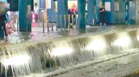 港鐵九龍塘站月台水浸，雨水如瀑布湧入路軌。（互聯網圖片）