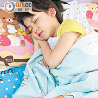 家長可留意兒童睡覺時，有發特別大的鼻鼾聲，以及呼吸停頓等異常情況。（資料圖片）