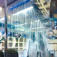 商場瀑布<br>又一城前晚驚現室內瀑布。（互聯網圖片）