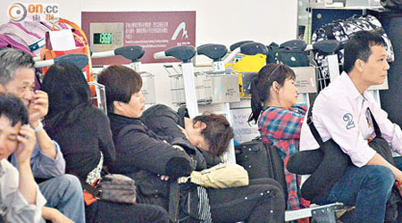 多名旅客昨日仍然滯留機場。（蕭毅攝）