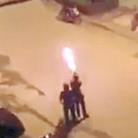 警察施放催淚彈。（互聯網圖片）