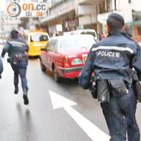 機動部隊警員跑往遇劫銀行調查。