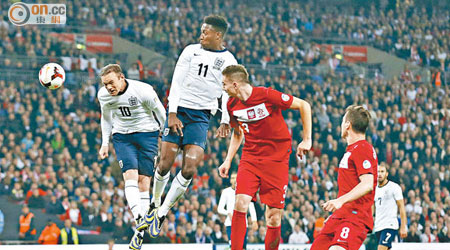 英格蘭國家隊（白衫）是其中一支港人熱捧的球隊。（資料圖片）