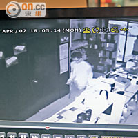 4月4日<br>閉路電視片段顯示欣欣上周五與一名年輕男子進入餅店。