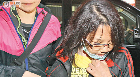 Erwiana昨抵達印尼駐港總領事館時顯得神情呆滯，額頭和手部仍隱約可見傷痕。（霍力誥攝）