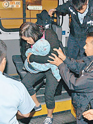 菲籍男嬰由母親的女親友抱往入境處羈留中心。（劉子文攝）