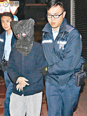 躁夫涉嫌傷人被捕帶署。（麥少峰攝）