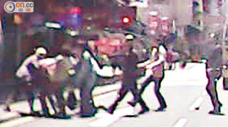 六漢包圍兩人毆打，女子緊抱男友保護。（讀者提供）
